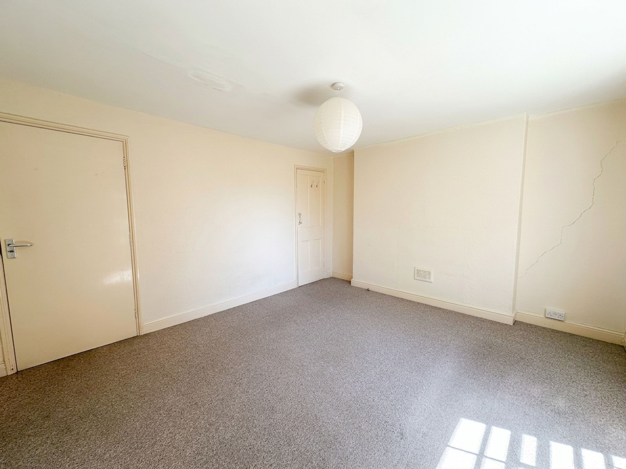Room Cotham Road in Bristol