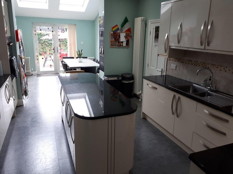Room Heaton Road in Newcastle upon Tyne