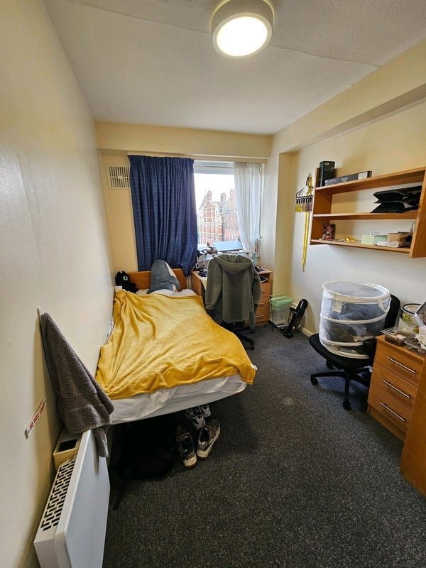 Room Earl's Court Road in Greater London