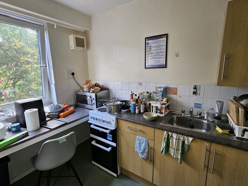 Room Earl's Court Road in Greater London