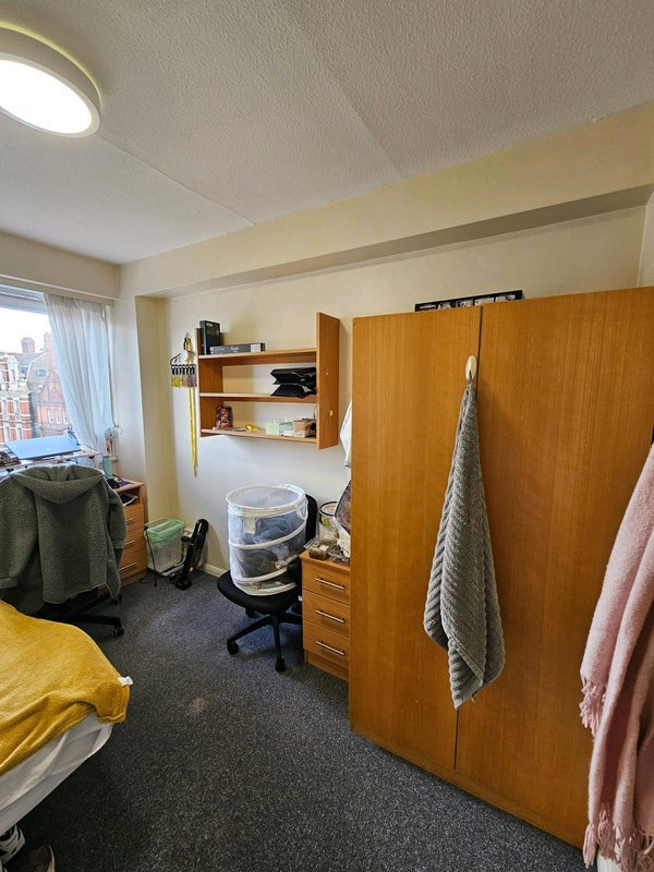Room Earl's Court Road in Greater London