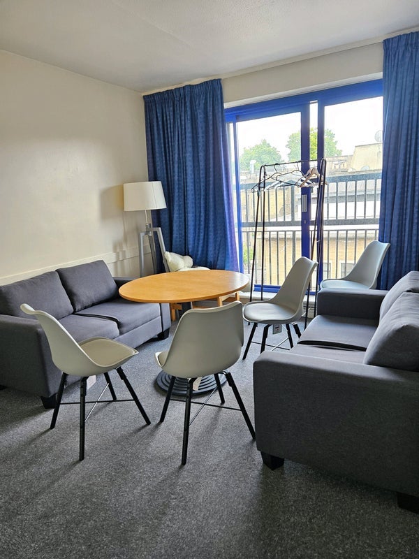 Room Earl's Court Road in Greater London