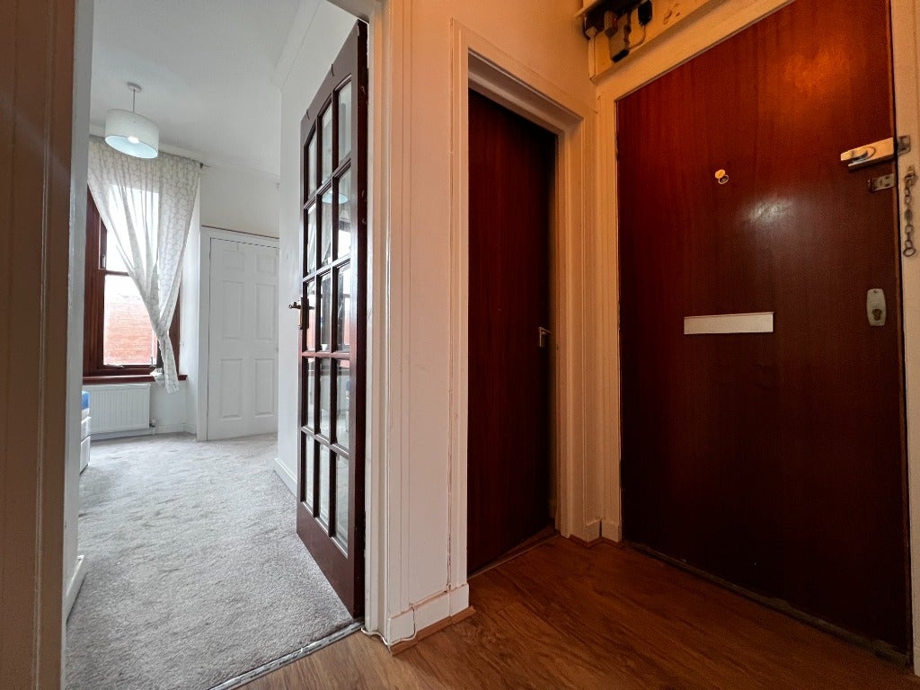 Flat Burghead Place in Glasgow