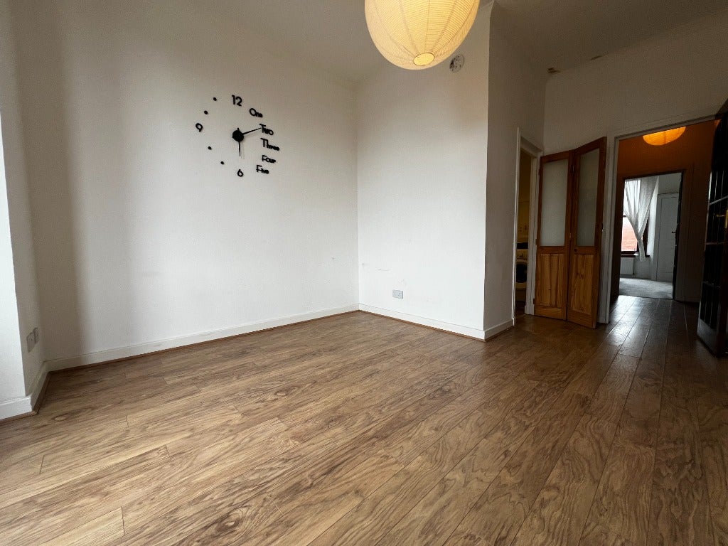 Flat Burghead Place in Glasgow