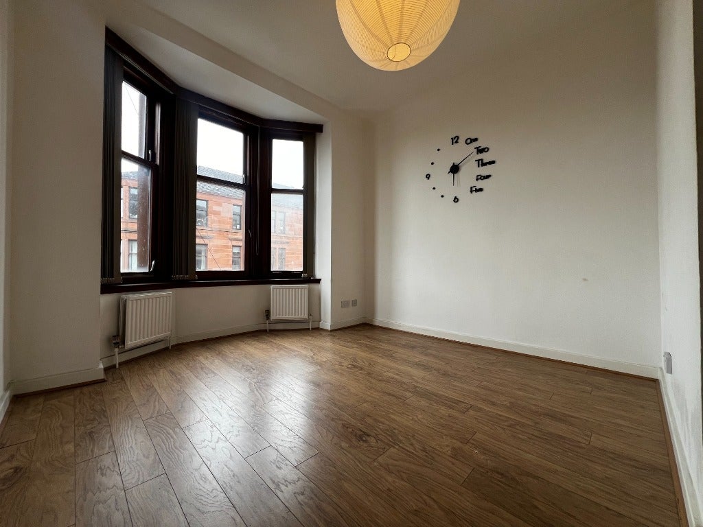 Flat Burghead Place in Glasgow