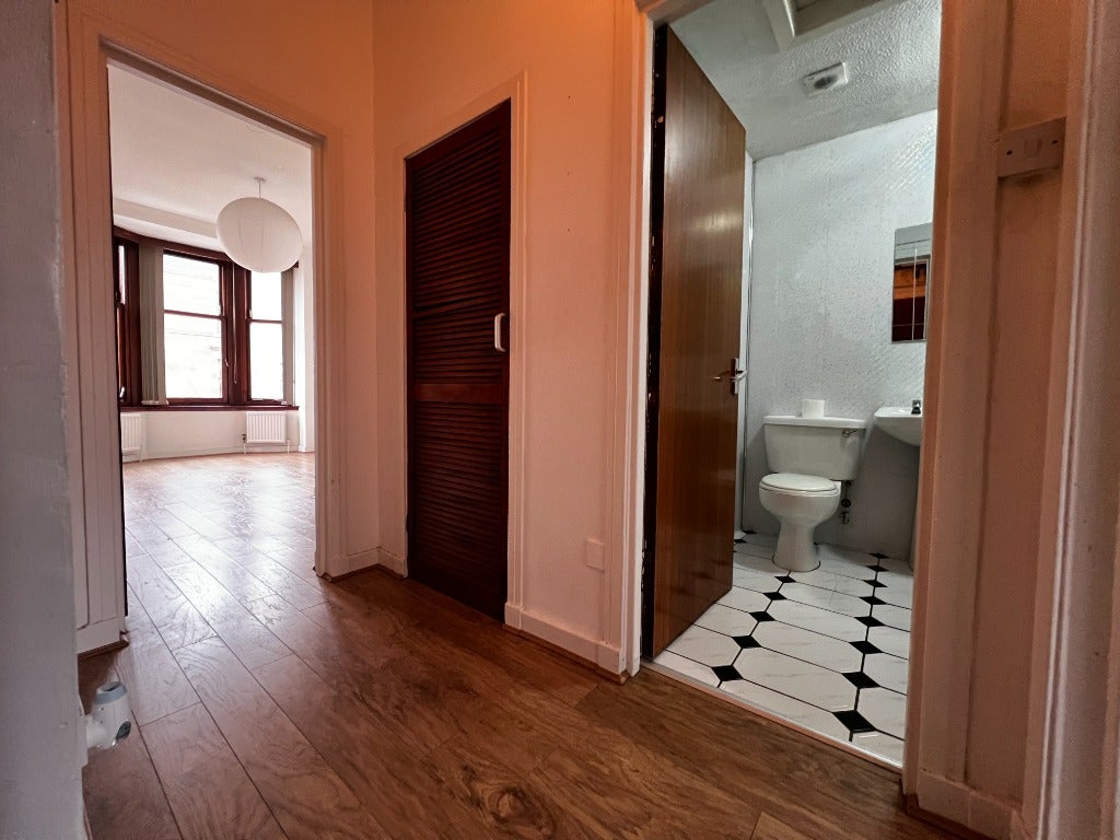 Flat Burghead Place in Glasgow