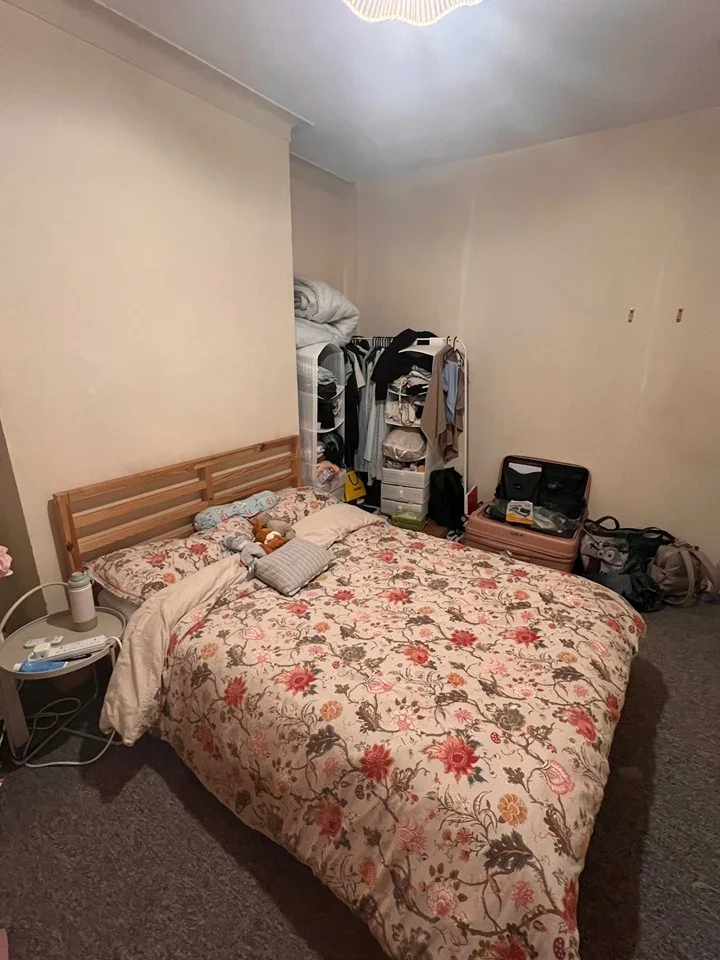 Room Finchley Lane in Greater London