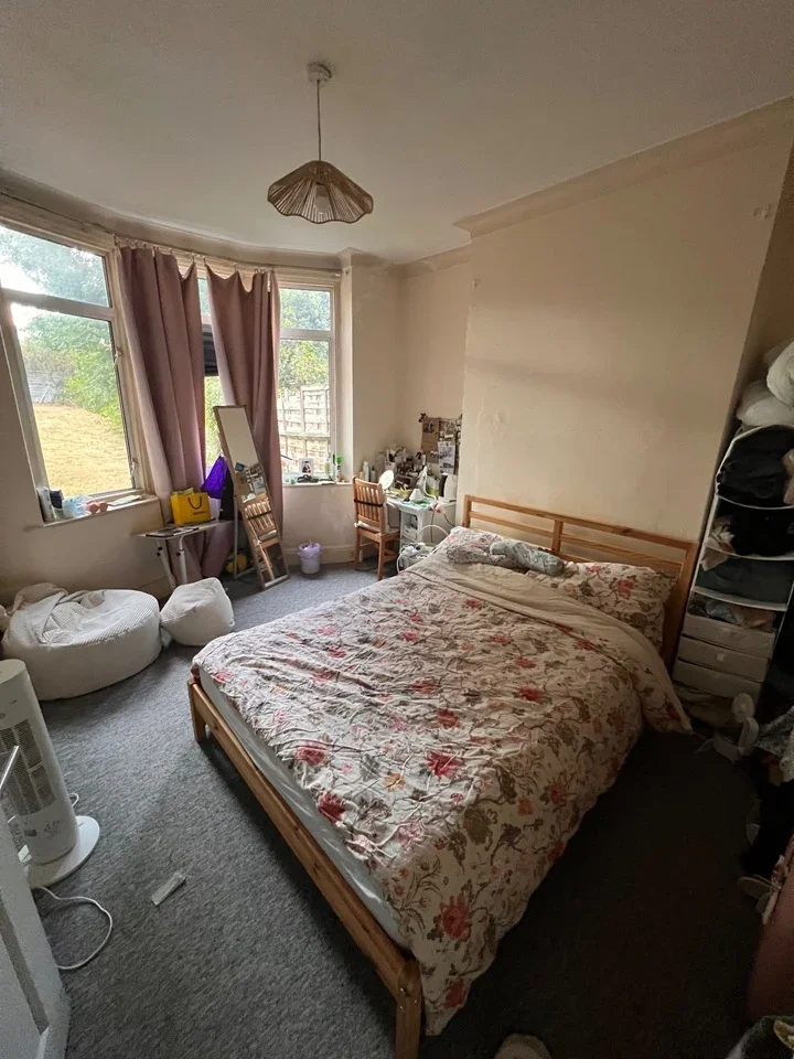 Room Finchley Lane in Greater London