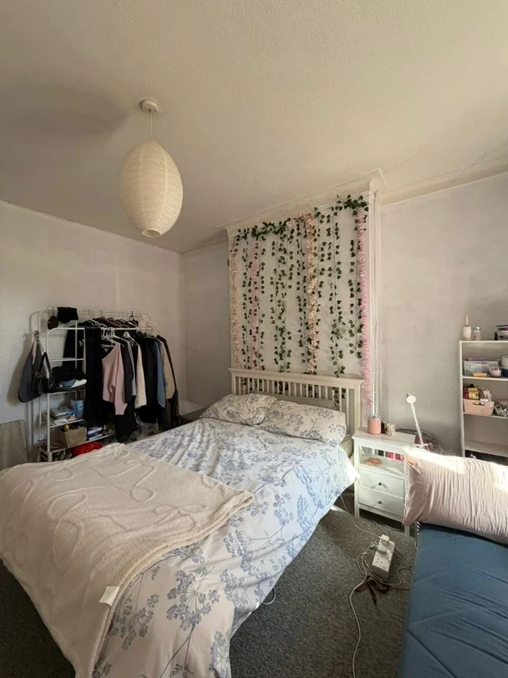Room Finchley Lane in Greater London