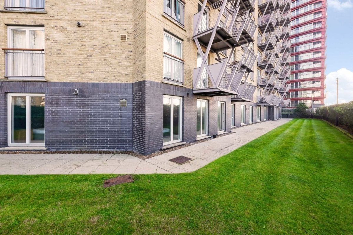 Flat Westferry Road in Greater London