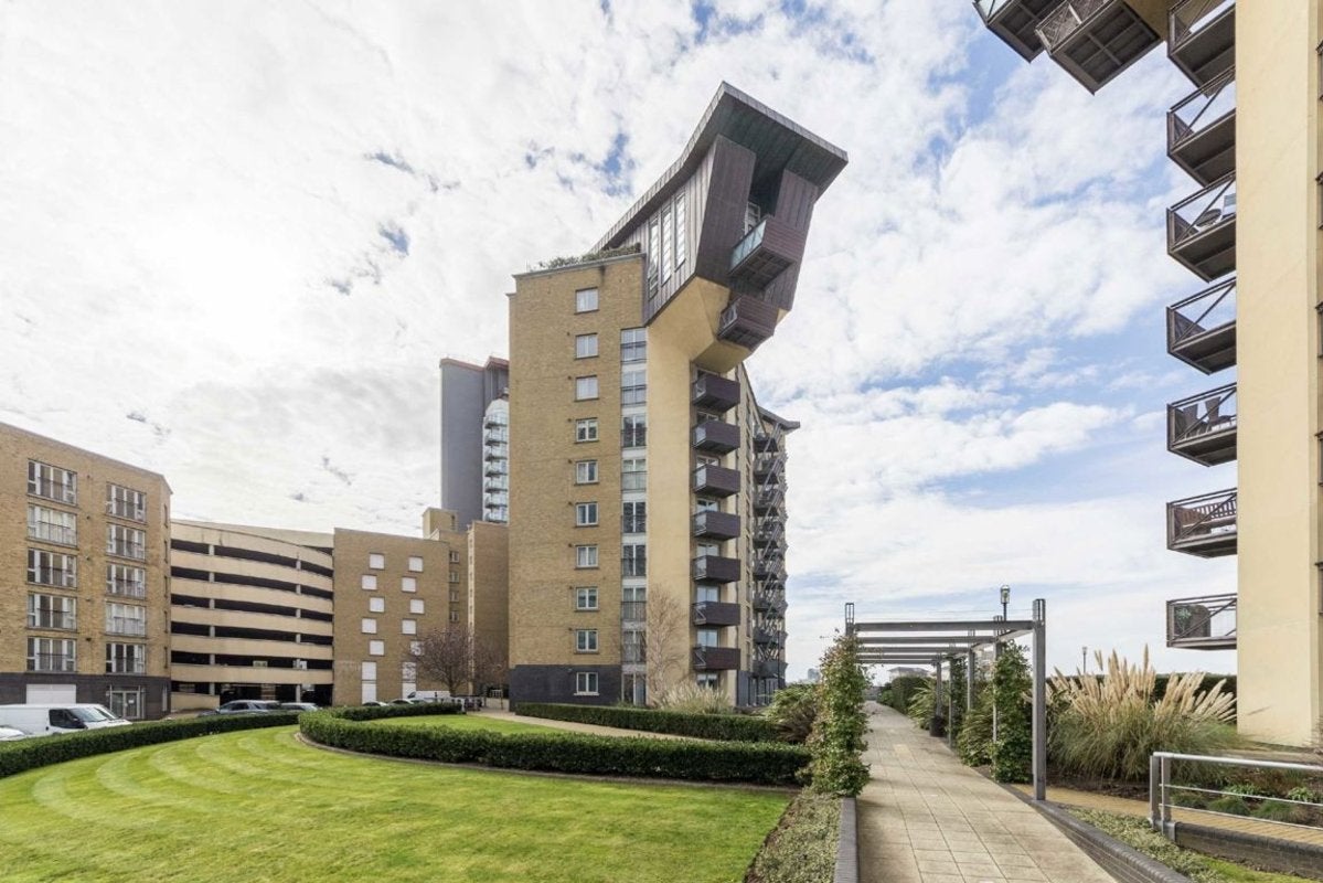 Flat Westferry Road in Greater London