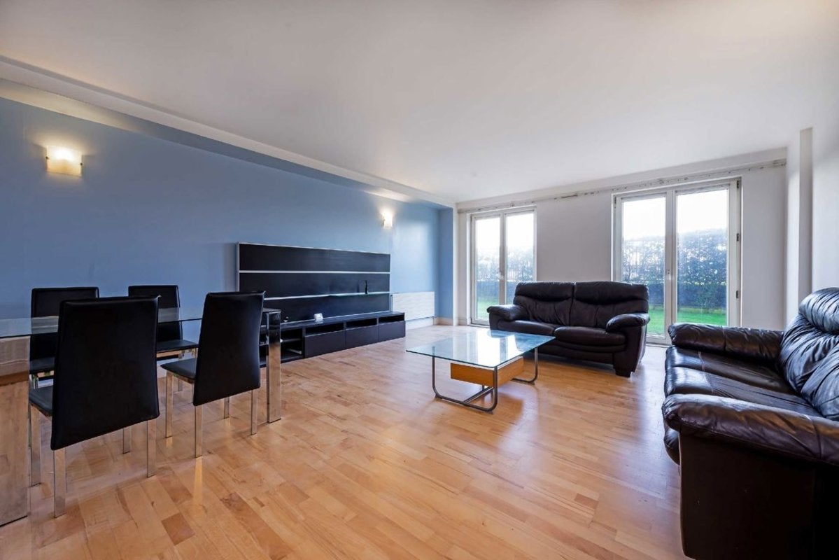 Flat Westferry Road in Greater London