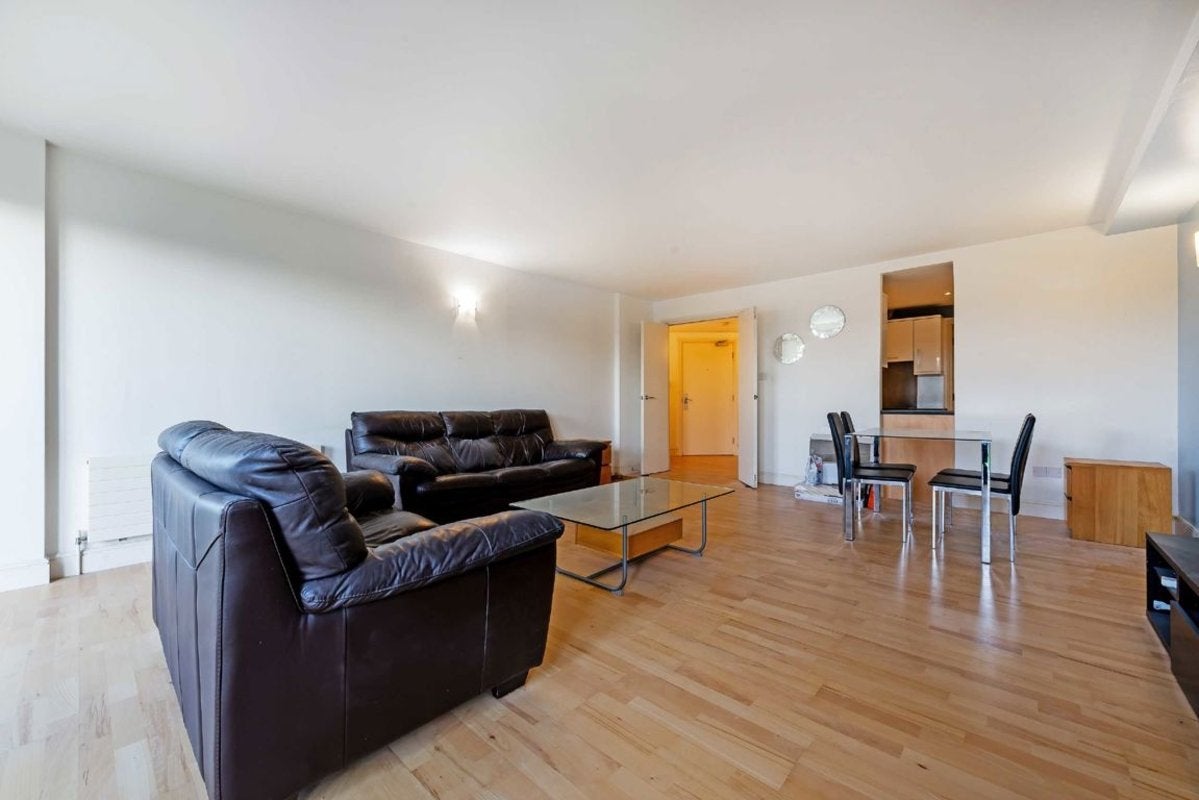 Flat Westferry Road in Greater London