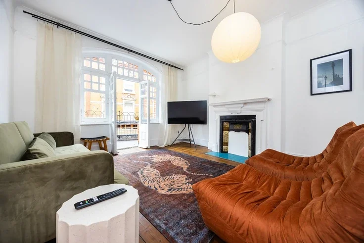 Flat Electric Avenue in Greater London