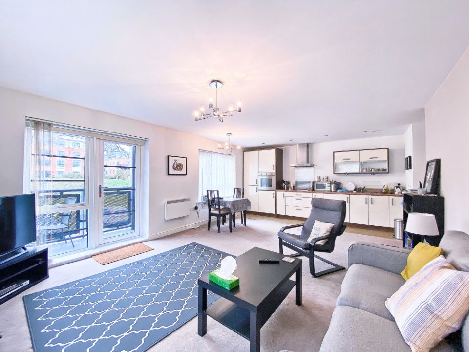 Flat Wallis Square in Rushmoor