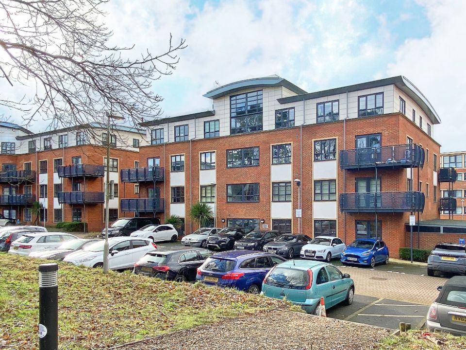Flat Wallis Square in Rushmoor