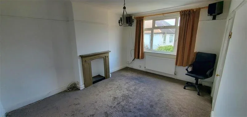 Flat Ashurst Drive in Greater London