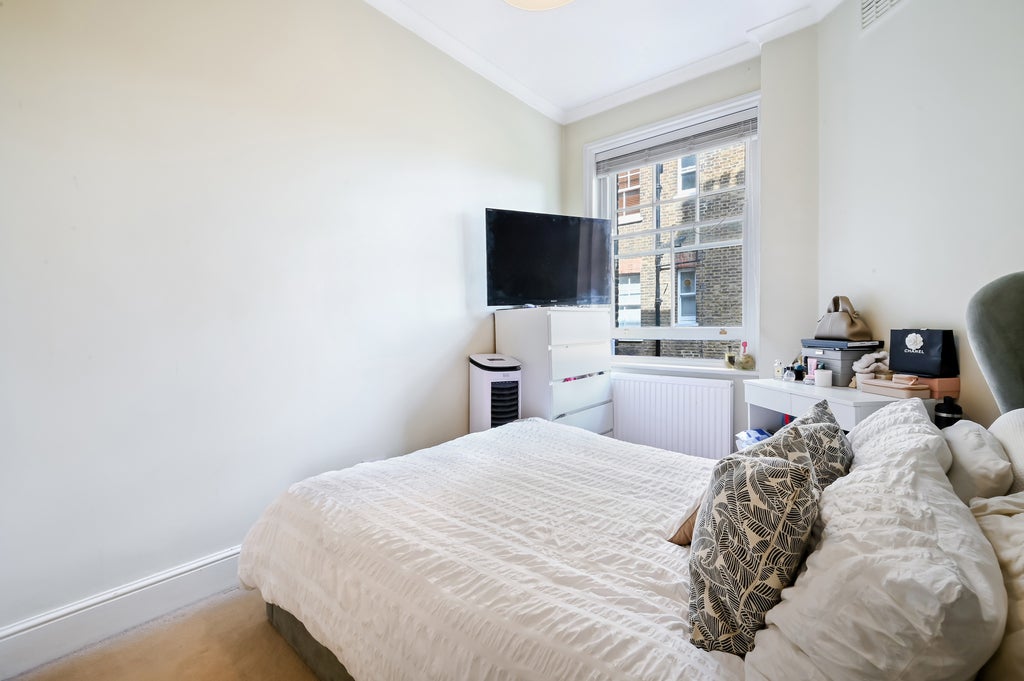 Flat Prince of Wales Drive in Greater London