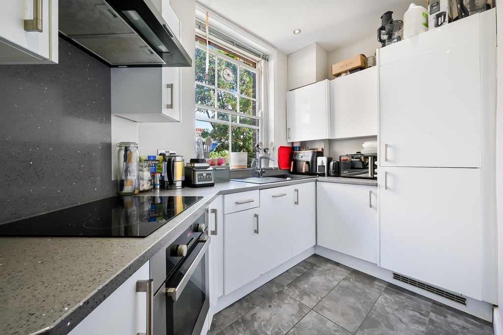 Flat Prince of Wales Drive in Greater London