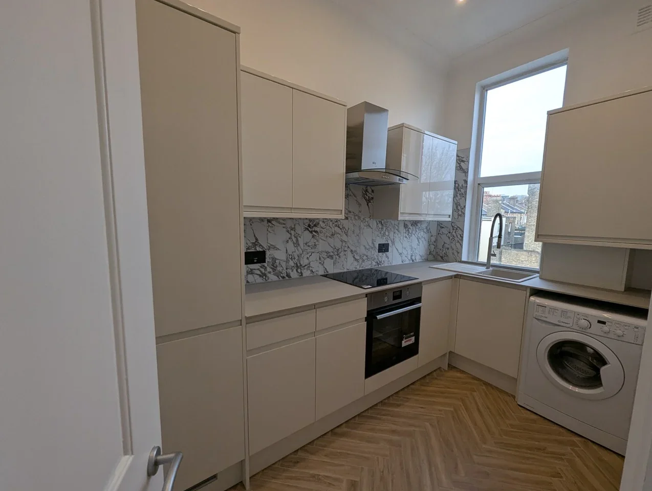 Flat Rosemont Road in Greater London