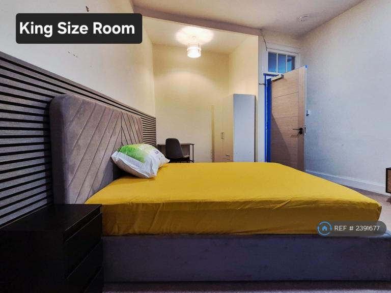 Room Kilbowie Road in Clydebank