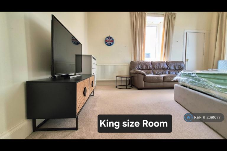 Room Kilbowie Road in Clydebank