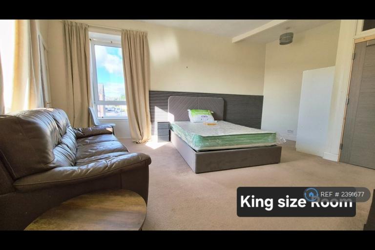 Room Kilbowie Road in Clydebank