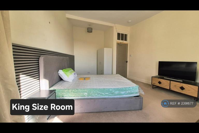Room Kilbowie Road in Clydebank
