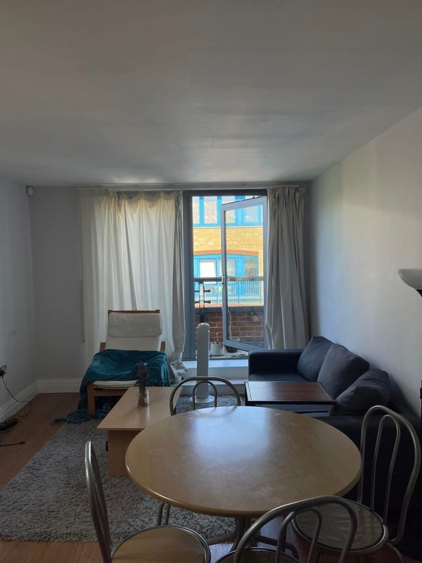 Room Rotherhithe Street in Greater London
