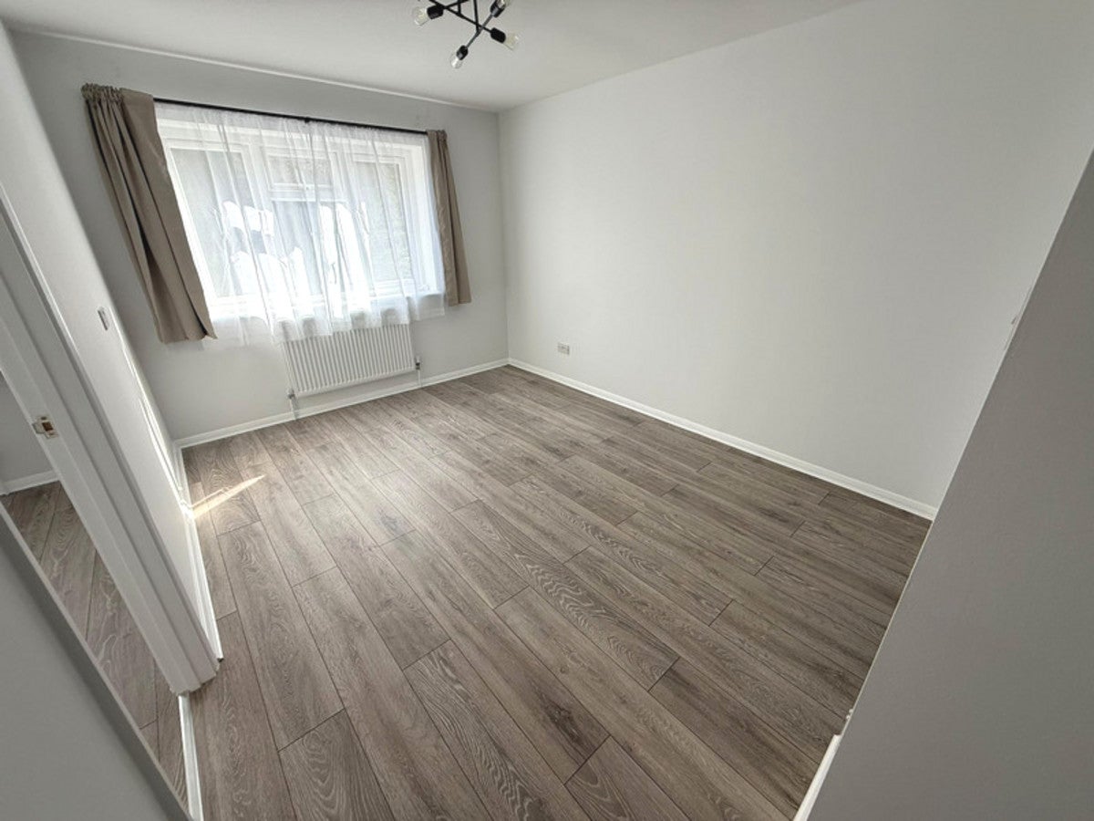 Flat Trentbridge Close in London