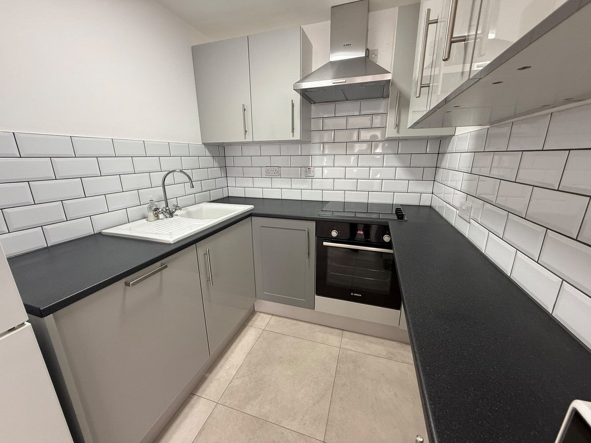 Flat Trentbridge Close in London