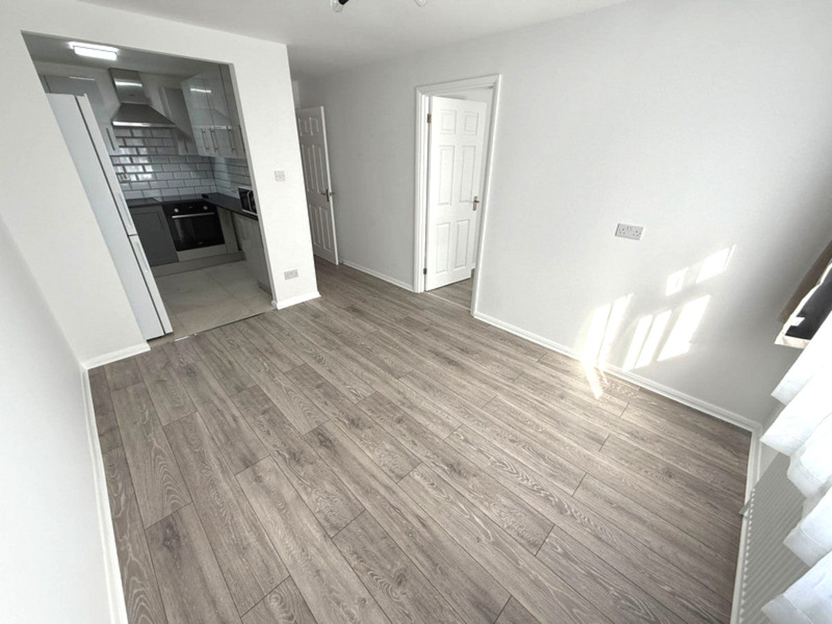 Flat Trentbridge Close in London