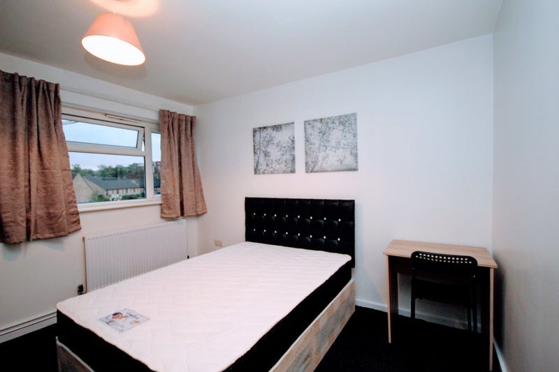 Room Strathmore Road in Greater London