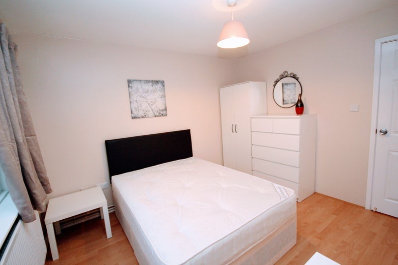 Room Strathmore Road in Greater London