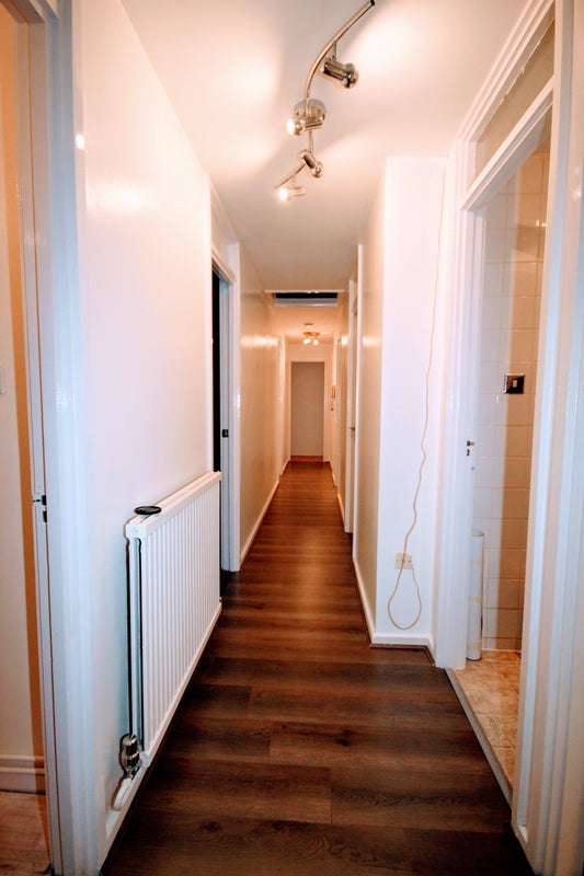 Room Strathmore Road in Greater London