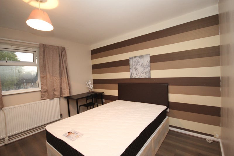 Room Strathmore Road in Greater London