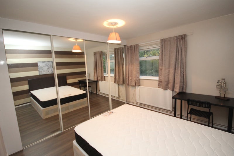Room Strathmore Road in Greater London