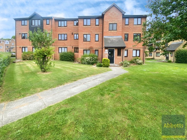 Flat Waterville Drive in Basildon