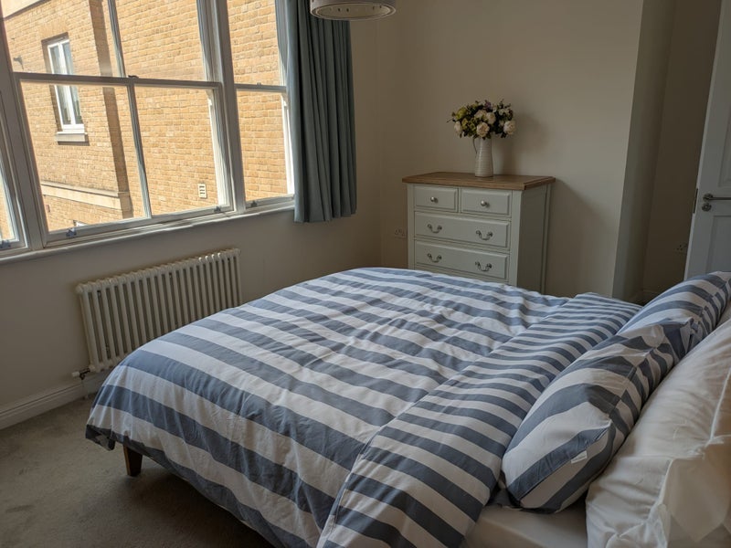 Room Narrow Street in Greater London
