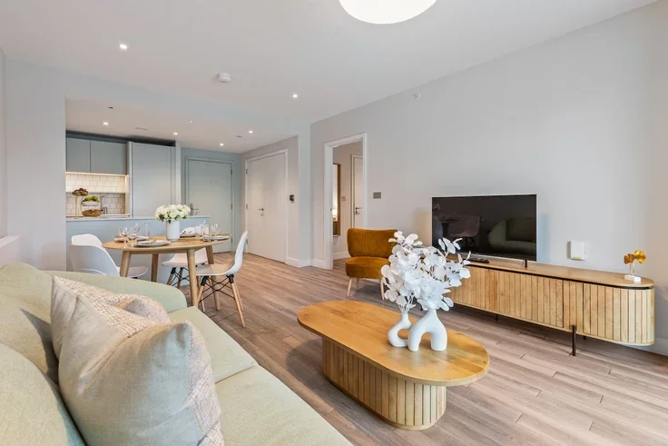 Flat Weaver Walk in Greater London