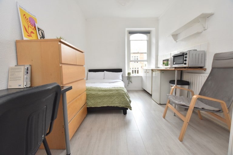 Room Whatley Road in Bristol