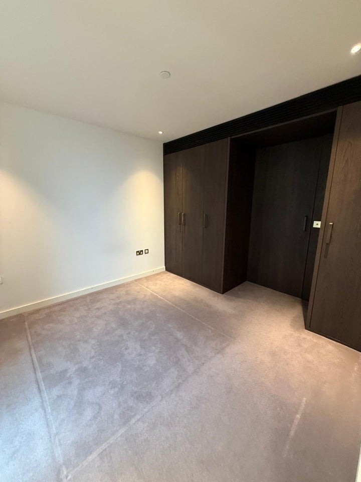 Flat Heritage Lane in Greater London