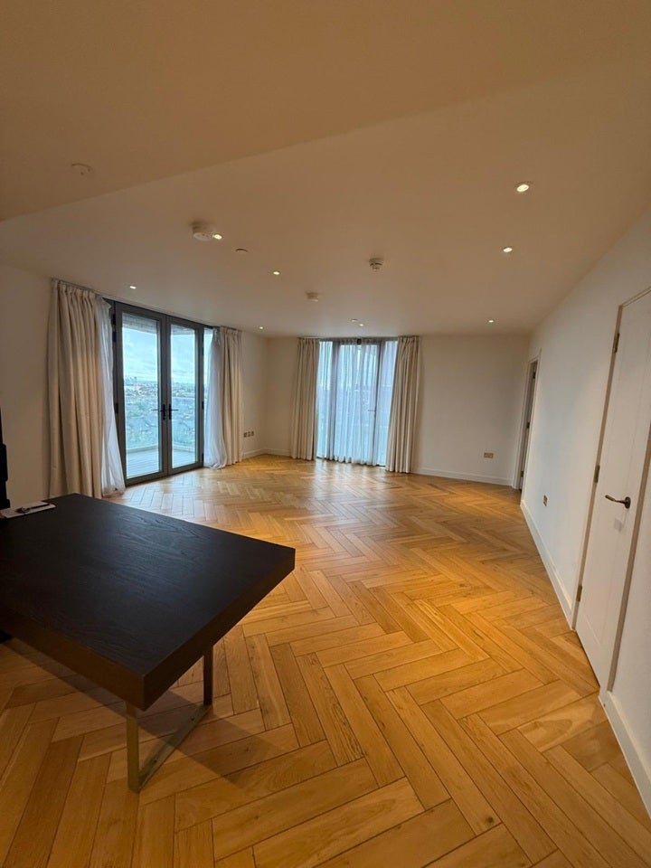 Flat Heritage Lane in Greater London