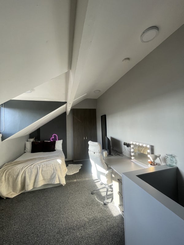 Room Harold Walk in Leeds