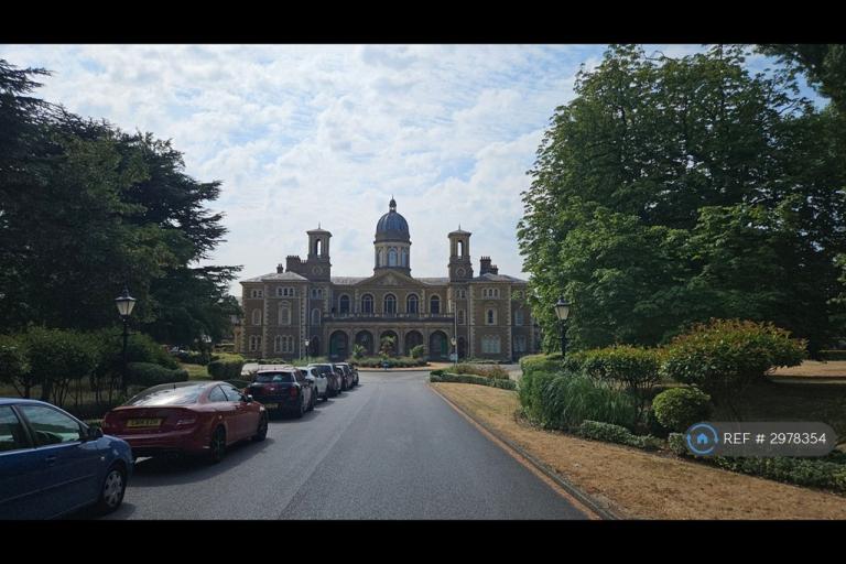 Flat Royal Drive in Greater London