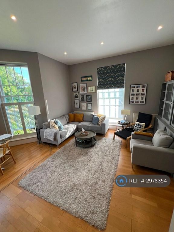 Flat Royal Drive in Greater London