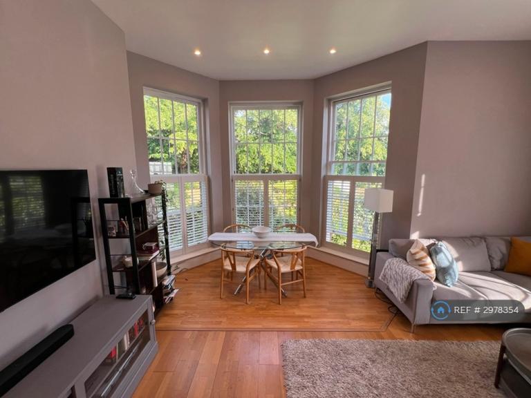 Flat Royal Drive in Greater London