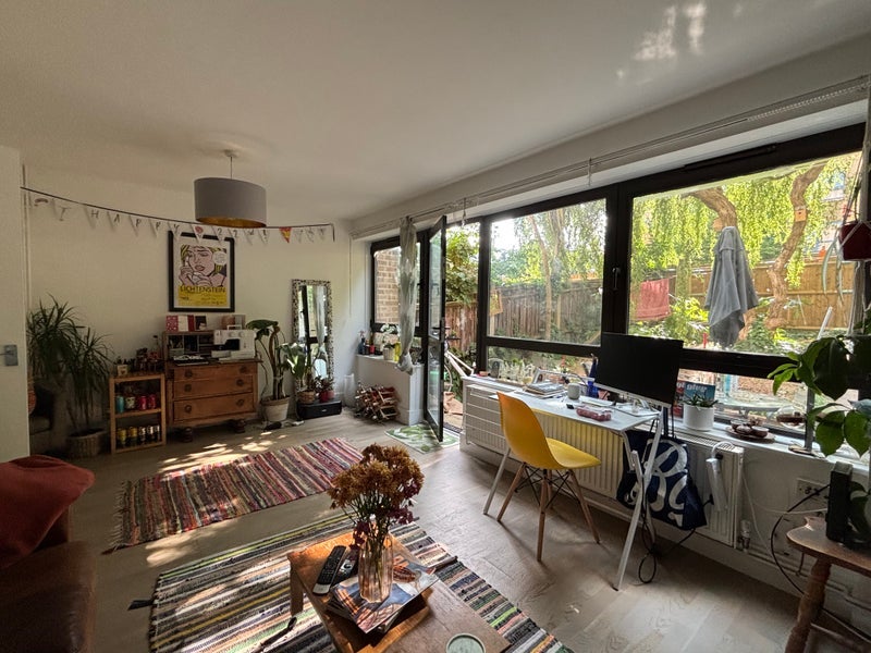 Room Queen's Drive in Greater London