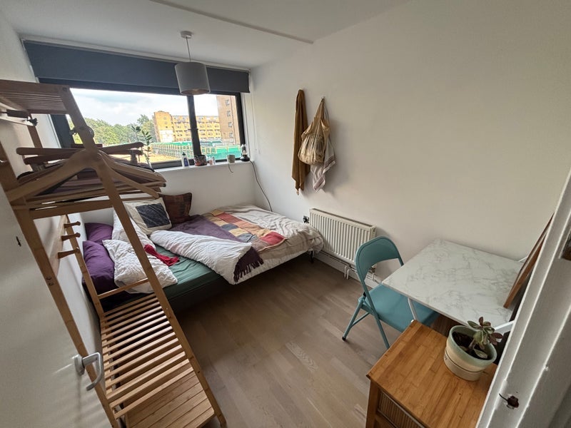 Room Queen's Drive in Greater London