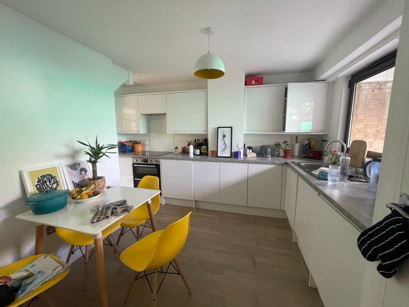 Room Queen's Drive in Greater London
